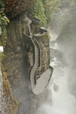 sixpenceee:  Stairway to the Devil’s Cauldron in Ecuador 