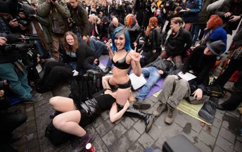 bumfinger:  legiont:  iamjalisaelite:  micdotcom:  Hundreds stage “face-sit in” outside parliament to protest new porn laws  It’s Facesitting Friday in Britain.  Hundreds of people practiced their most provocative positions in front of Parliament