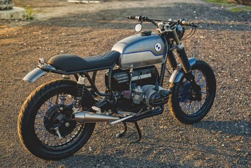 caferacerpasion:   Perfect BMW R90 â€ªBratStyleâ€¬ by Analog Motorcycles.Una â€ªBMWâ€¬ completamente restaurada, con un diseÃ±o brutal y preparada para rodar muchos kilÃ³metros mÃ¡s.MÃS INFO / MORE INFO ->Â http://www.caferacerpasion.com/bmw-r90-brat-