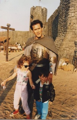 brothertedd:  Bruce Campbell tweeted this photo of his two children