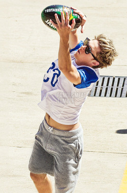 famousmeat:  One Direction’s Niall Horan bulges with a ball