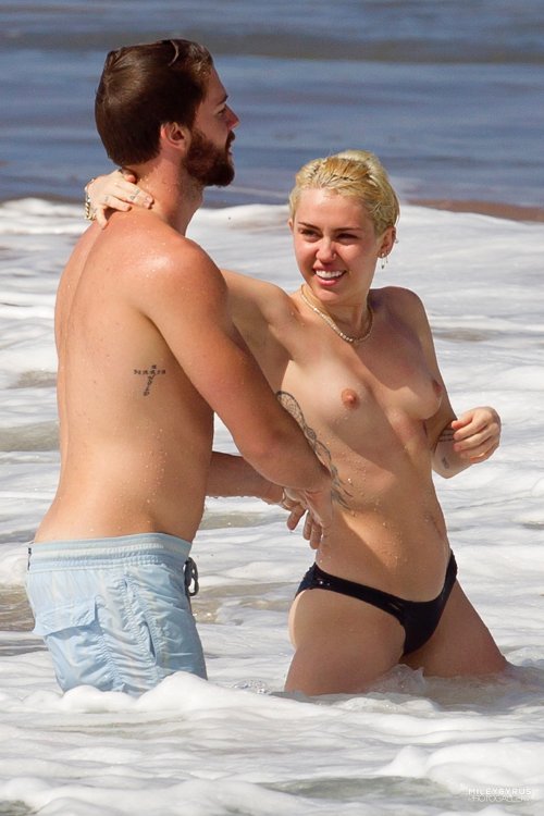 toplessbeachcelebs:Miley CyrusÂ swimming topless in HawaiiÂ (January 2015)Download the Full Set (38 Photos)