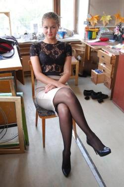 tightsobsession:  Crossed legs and sheer pantyhose. 