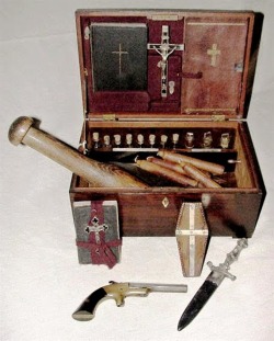 Kit de survie anti vampire.