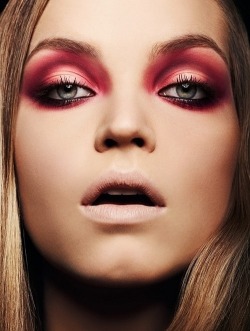 viral-creek:  Vibrant Red Pink Eye Makeup Stylehttp://beauty.viralcreek.com/vibrant-red-pink-eye-makeup-style/