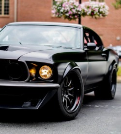 utwo: Black Mustang © gtspirit.com 