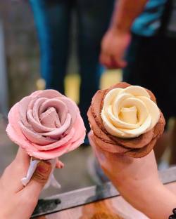 mymodernmet:  Delightful Rose-Shaped Scoops of Gelato Are Popping