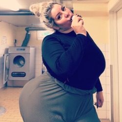natasha-crown-official:  Laundry and snickers day!:) #justbooty