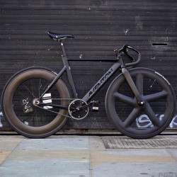 bikes-bridges-beer:  #aventon #fixie #bike #fixedgear #biking