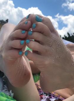 sexy-feet-soles:  Beautiful day at the beach 🏖 👃🏼💦👣