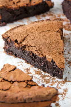 hoardingrecipes:    Flourless Chocolate Fudge Cake 