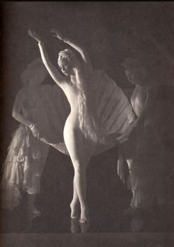 fawnvelveteen:Nini Theilade as Venus in the Ballet Russe de Monte