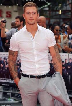 freeballplayla:  Dan Osborne freeballing at Expendables  3 premiere.