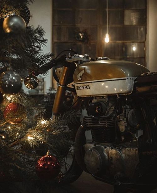 bikebound:  Merry Moto-Christmas to all! Photo: @vincent.anthony.conti