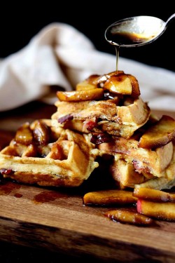 hoardingrecipes:Bacon and Cheddar Waffles with Caramelized Apples