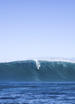 aspworldtour:  Wall of water.  Surfer | Ian Walsh Photo | Marc