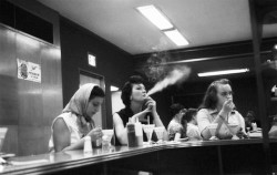 wehadfacesthen:  Detroit diner, 1960, photo by Cill Rauhauser