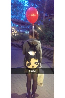anothersh0tatlife:  I got a red balloon!  Oh so cute with your