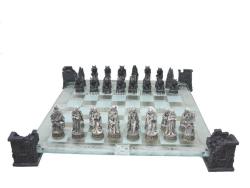 smegsterowen:  Vampire + werewolf chess set  This would be cool,