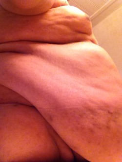 blubberchubx:  This fatty awaits a muscular feeder that wants to add some more lard to this blubbery frame. Want to see how much fatter I can get.  I&rsquo;d love to throw another 3 or 400 pounds on that scrawny frame.