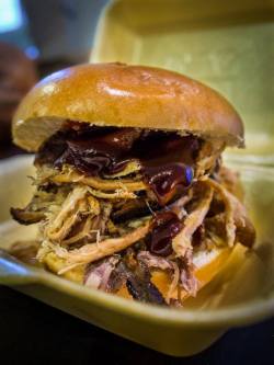 yummyfoooooood:  BBQ Pulled Pork Burger