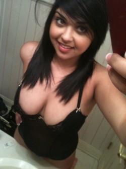 fuckingsexyindians:  Chubby indian teen photographs herself in