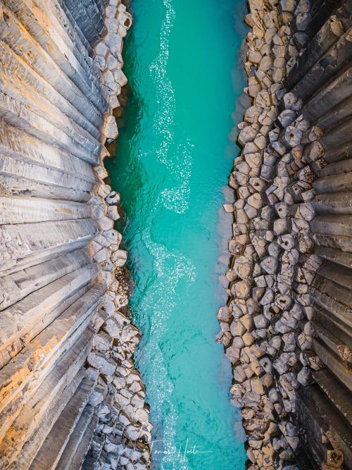 amazinglybeautifulphotography:  Stuðlagil Canyon, Iceland [2967x3956][OC]