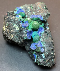 cc-da-wolf: Stunning blue azurite with green malachite! These