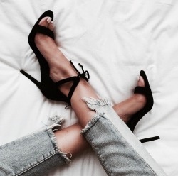 streetstyleplatform:  Black Heel Sandals 