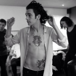 mattys-thigh-gap:  // fucks sake, matthew // #mattyhealy #help