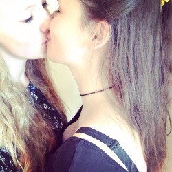 olive-you-beautiful:rain-upon-the-rooftop:  girlfriend kisses💕