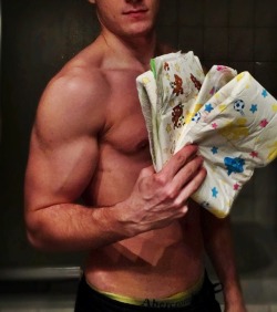 littlefantasyabdl:  bostonabdl:  #FlexFriday after work and this