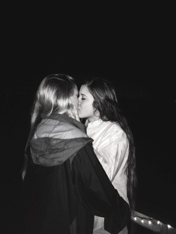 lesbiandgayy:  ♥️ 