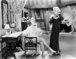  Fay Wray and Glenda Farrell in Mystery of the Wax Museum (1933)