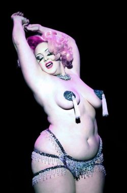 kinkylittlefatgirl:  bazoomburlesque:  Dirty Martini(photo Karine