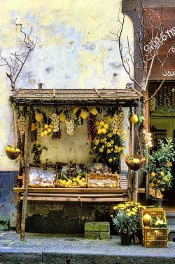 breadandolives:  Lemon Stand, Sorrento, Italy. |Source| 