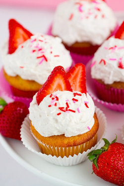 nom-food:  Fresh strawberry cupcakes with whipped cream frosting