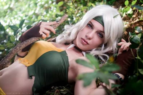 kamikame-cosplay:  Pretty and sexy Savage Land Rogue cosplay by Black CatPhoto by Josh Florence and César RG & Isaac Torres.