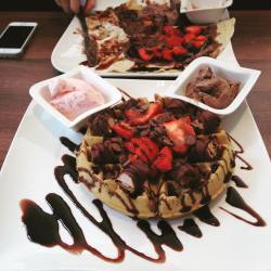 cakejam:  Kinder Bueno waffle 😍👌 (at Off The Waffle)