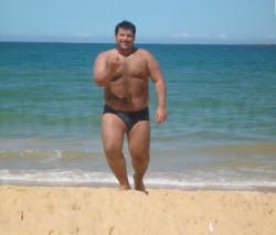 bigthickguys:  Peter demonstrates the smallest item he will accept