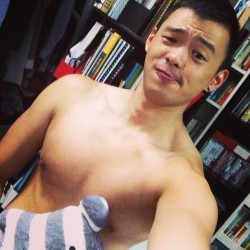 chinesemale:  Good morning ! Sunday is coming to an end ? #topless