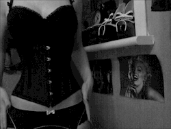 sexxy-scarlet:  http://sexxy-scarlet.tumblr.com/ 