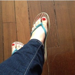 ifeetfetish:  #redtoes #footfetish #womensfeet #feet #toes #barefeet