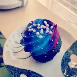 zanderstormx:  This cupcake is so beautiful I want to cry  #cupcakes