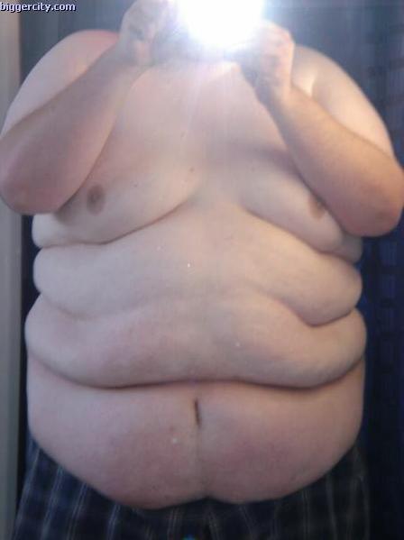 blubberchubx:  Is there a feeder that want fatties like the piggy in the bottom photo? Because I want to be made into such a pathetic helpless blob.  I have someone in mind for that last picture…