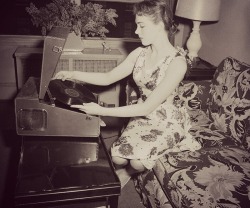 vintagebreeze:  A young Julie Andrews listening to music. 