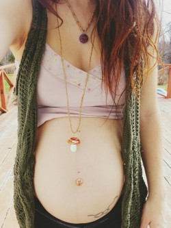 granola-mama:  Baby bump love. What a crazi cool lookin belly
