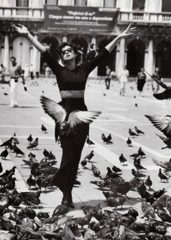 sendommager:Vogue Italia October 1994Monica Bellucci photographed