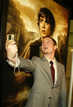 Famous face (Elijah Wood takes his own photo in front of a Lord