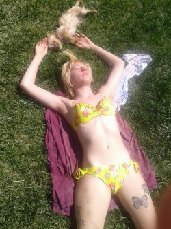 sadsleeping:  Soaking up den Cali sun rays with dat lil Bella